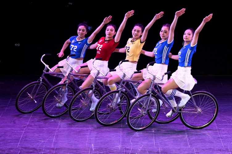 2025新澳门正版免费挂牌灯牌和杂技演员表演中摔落与杂技演员表演中摔落的是谁