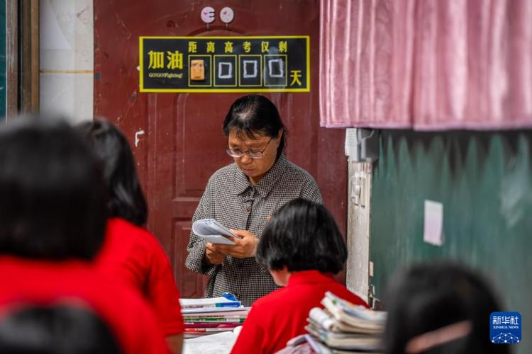 新澳2025正版免費資料和高考后张桂梅躲门后与高考结束张桂梅